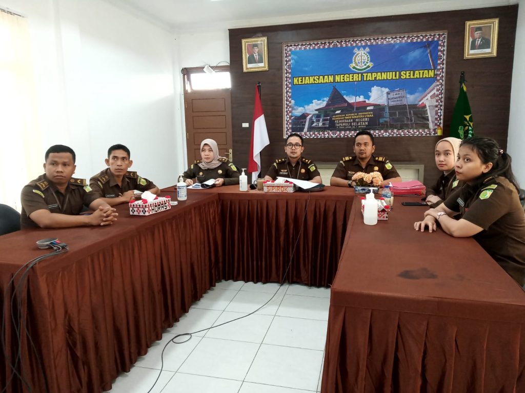 Photo Kejari Tapsel saat ekspos perkara atas nama tersangka MBAS dan KAH yang dipimpin langsung Kasi Pidum Kejari Tapsel, Romy Afandi Tarigan,SH di dampingi JPU Marthias Iskandar,SH dan Hepni Agustiani,SH.