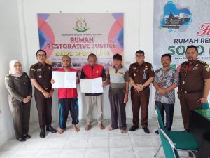 Photo korban dengan Terdakwa saat melakukan perdamaian yang di Fasilitasi oleh Kajari Tapsel, Antoni Setiawan,SH.MH