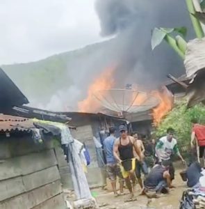 Ket. Gambar : Tiga unit rumah yang terbakar di Dusun III desa labuhan rasoki kota PSP membuat warga panik, minggu (5/2/2023) siang.