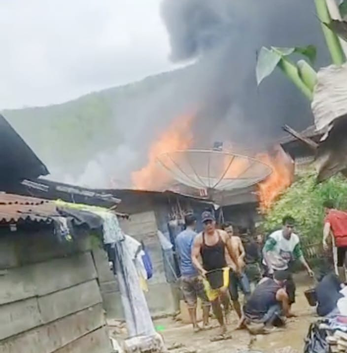 Ket. Gambar : Tiga unit rumah yang terbakar di Dusun III desa labuhan rasoki kota PSP membuat warga panik, minggu (5/2/2023) siang.