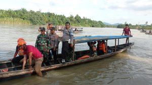 Fhoto para Petugas kepolisian dan TNI juga Tim SAR saat melakukan pencarian mayat Santriwati Pesantren Syech Ahmad Ba'asyir Parsarian Batang Toru di sepanjang Sungai Batang Toru