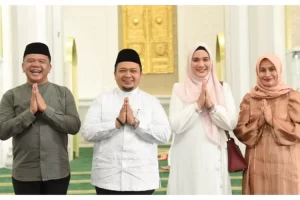 Bupati Tapsel Dolly Pasaribu didampingi Istri Rosalina usai mengikuti sholat Idulfitri 1444 Hijriah di Masjid Agung Syahrun Nur.( Berita28.com / Adnan)