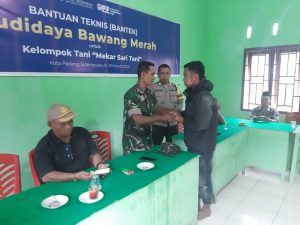 Babinsa TNI terlihat sedang bersalaman dengan salah seorang warga ( Photo: Adnan )