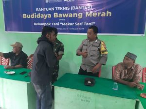 Bhabinkabtimas Polsek Batunadua, Bripka Pol .Herman Saleh Harahap sedang berbincang-bincang dengan warga. ( Photo: Adnan )