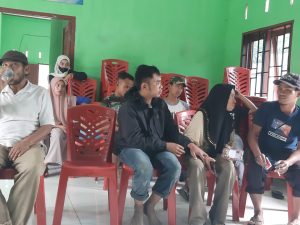 Warga yang berperkara yang sedang di Mediasi oleh Bhabinkamtibmas Polsek Batunadua bekerjasama dengan Babinsa TNI di Desa Baruas Kecamatan Padangsidempuan Batunadua Kota Padangsidempuan ( Photo: Dok. Adnan )