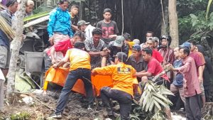 BPBD Tapsel dan warga sedang melakukan evakuasi korban kecelakaan di Desa Parsalakan Tapsel ( Photo : Angga Oge )
