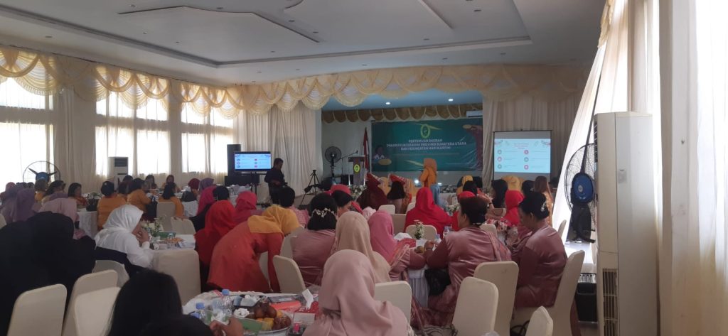 Ibu-ibu Dharmayukti Karini sewilayah Pengadilan Tinggi Medan sedang melaksanakan kegiatan di Gedung Adam Malik Padangsidempuan,Jumat ( 19/5 ). Terlihat para ibu-ibu tersebut sangat tekun mendengarkan pemaran dari pimpinan Dharmayukti Karini Pengadilan Tinggi Medan ( Photo: Adnan )