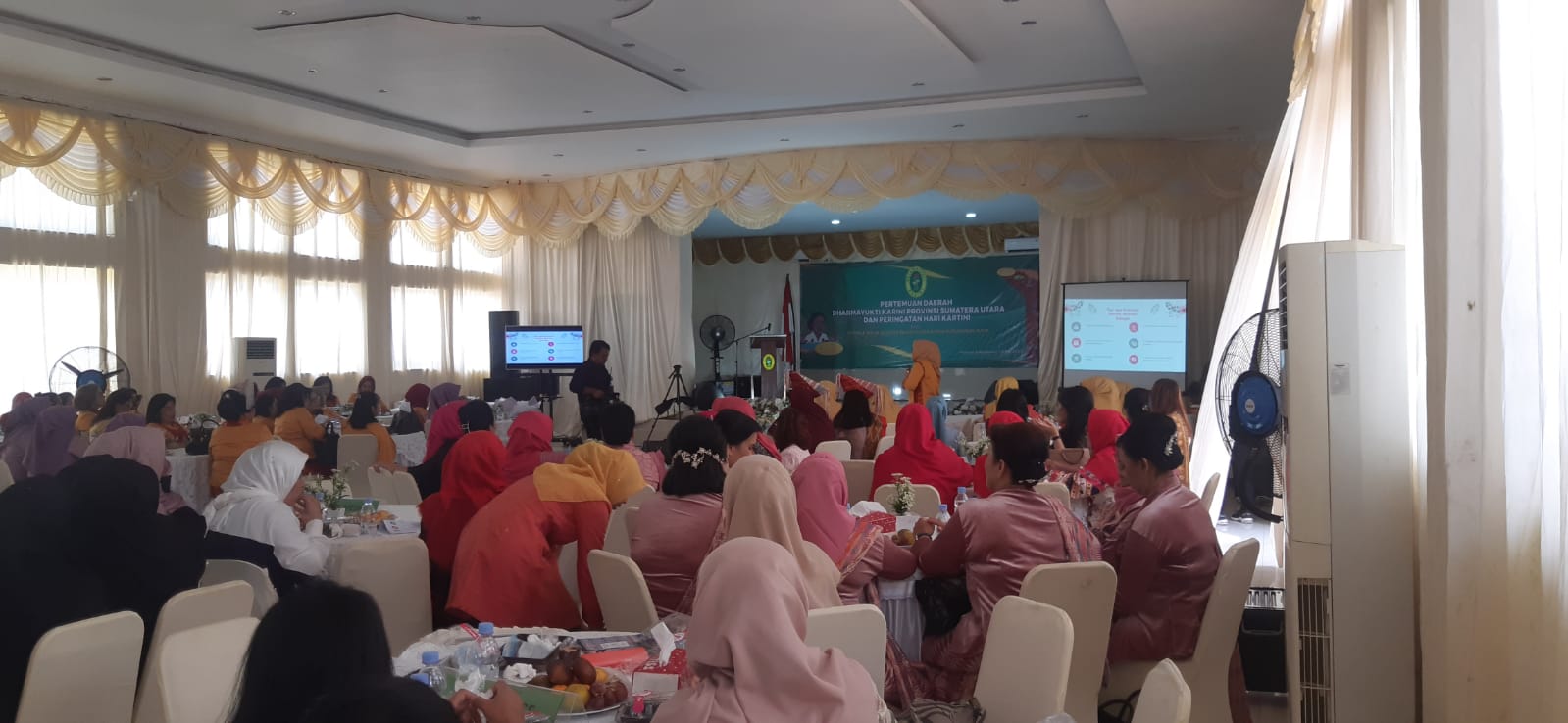 Ibu-ibu Dharmayukti Karini sewilayah Pengadilan Tinggi Medan sedang melaksanakan kegiatan di Gedung Adam Malik Padangsidempuan,Jumat ( 19/5 ). Terlihat para ibu-ibu tersebut sangat tekun mendengarkan pemaran dari pimpinan Dharmayukti Karini Pengadilan Tinggi Medan ( Photo: Adnan )