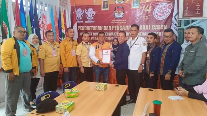 Wakil Ketua DPC Partai Hanura Kota Padangsidempuan, Fahri Siregar yang didampingi Sekretaris DPC Hanura Padangsidimpuan, Thamrin Tambunan serta Bacaleg Andi Lumalo Harahap saat menyerahkan berkas kepada Ketua Komisi Pemilihan Umum Daerah ( KPUD ) Kota Padangsidempuan, Tagor Domora Lubis yang didampingi Ketua Bawaslu Kota Padangsidempuan, Syafri Harahap. ( Photo : Angga )