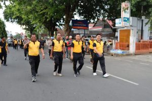 Saat melakukan kegiatan jalan santai 