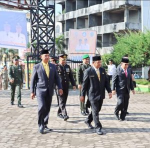 Ketua DPRD Kota Padangsidempuan,Siwan Siswanto,SH.MM bersama Walikota Padangsidempuan,Irsan Efendi Nasution,SH.MM sedang menuju lokasi Upacara Hardiknas di Halaman Bolak Padang Nadimpu Padangsidempuan ( Photo: Dok. Berita28.com/Adnan)