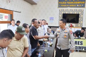 Kapolres Padangsidempuan,AKBP.Dwi Prasetyo,SIK saat bersalaman dengan para insan pers dan dalam photo terlihat sedang bersaman dengan Wartawan Sidangnews. Sabar Marulak Sitompul. 