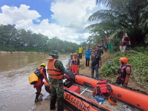 Tim Basarnas saat melakukan pencarian di lokasi korban tenggelam, di Sungai Batang Pane, Kabupaten Paluta. ( Dok.Berita28.com)
