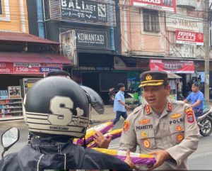 Kapolres Padangsidempuan, AKBP. Dwi Prasetyo Wibowo,SIK saat membagikan Paket Sembako ke Para Abang Becak di Jalan SM Raja Padangsidempuan,Jumat ( 12/5 ) pada giat Jumat Curhat. ( Photo: Adnan )