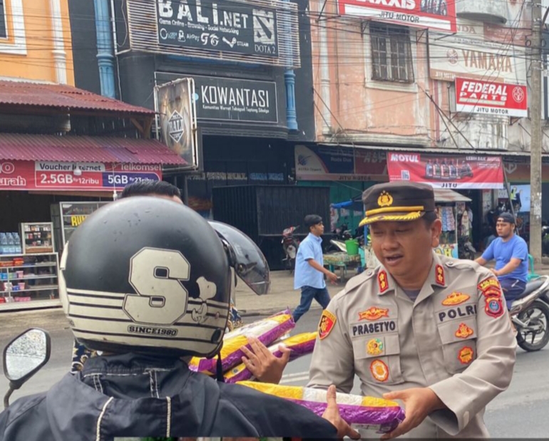 Kapolres Padangsidempuan, AKBP. Dwi Prasetyo Wibowo,SIK saat membagikan Paket Sembako ke Para Abang Becak di Jalan SM Raja Padangsidempuan,Jumat ( 12/5 ) pada giat Jumat Curhat. ( Photo: Adnan )