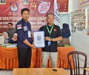 Sekretaris DPD PAN Kota Padangsidempuan H.Iswandy Arisandi,SE saat menyerahkan berkas 30 Bacaleg 2024 PAN ke Komisi Pemilihan Umum Daerah ( KPUD ) Kota Padangsidempuan ( Photo: Adnan )