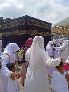 Terlihat pada photo anak-anak PAUD dan TK SE Kota Padangsidempuan yang dituntun oleh para guru dan orang tua Murid sedang Peraktek Menasik haji di halaman Bolak Padangsidempuan (Photo: Korri)