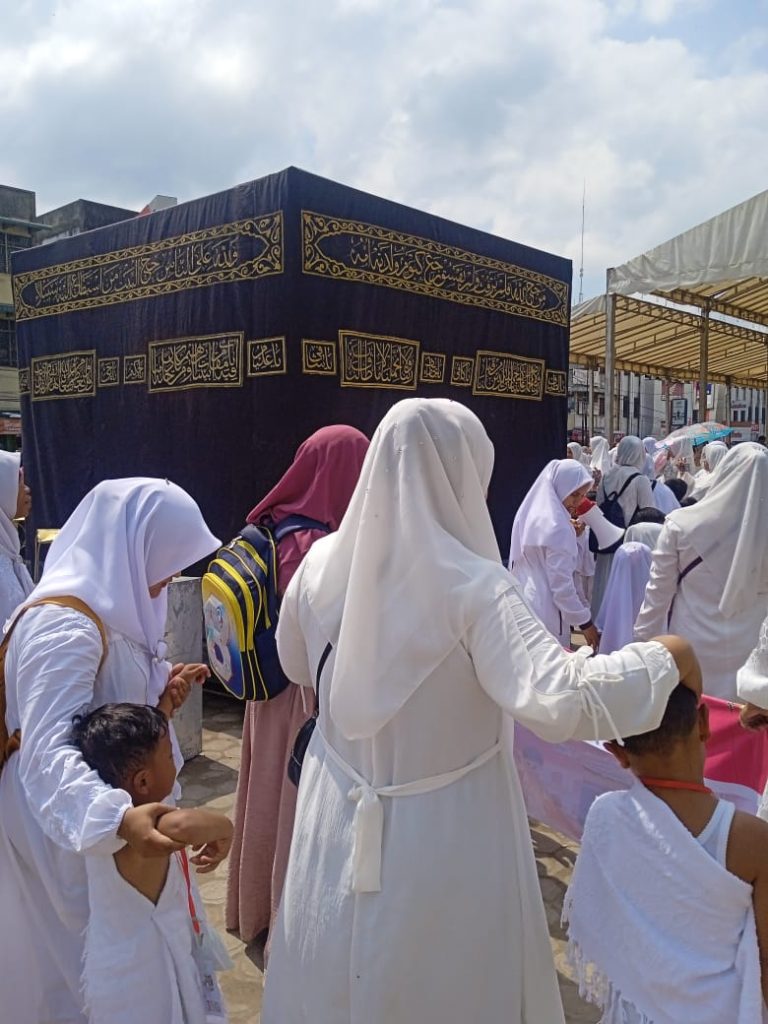 Terlihat pada photo anak-anak PAUD dan TK SE Kota Padangsidempuan yang dituntun oleh para guru dan orang tua Murid sedang Peraktek Menasik haji di halaman Bolak Padangsidempuan (Photo: Korri)