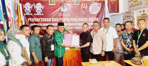 Ketua DPC PKB Padangsidempuan,Ahmad Yusuf Nasution dindampingi pengurus saat menyerahkan Berkas Bacaleg ke KPUD Padangsidempuan ( Photo: Angga )