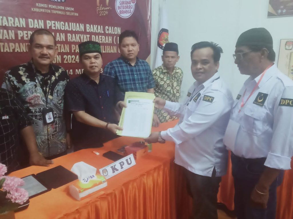 Ketua DPC PBB Tapsel, Muhammad Hadi Susandra Lubis bersama Sekretaris DPC Alen Febri Tanjung saat meyerahkan berkas Bacaleg yang telah di daftarkan melalui SILON KPU ke KPUD Tapsel ( Photo: Adnan )