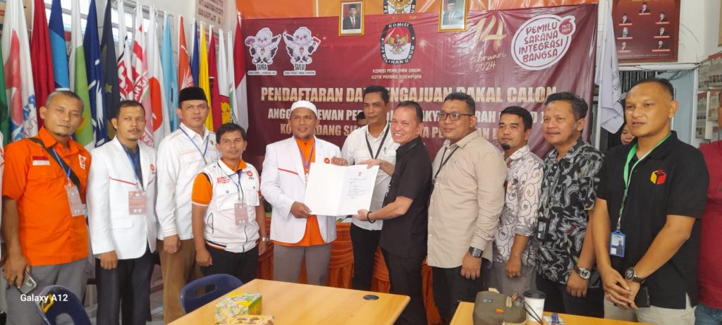 DPD PKS Padangsidempuan saat menyerahkan berkas Bacaleg PKS ke KPUD Kota Padangsidempuan (Angga Oge )