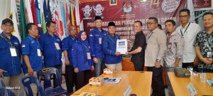 Ketua DPC Partai Demokrat Padangsidempuan,Abdul Rahman Harahap bersama Sekretaris DPC Partai Demokrat,Afriyadi Harahap saat menyerahkan bukti berkas Bacaleg Demokrat yang telah di daftarkan melalui SILON ke KPUD Padangsidempuan ( Photo: Angga Oge )