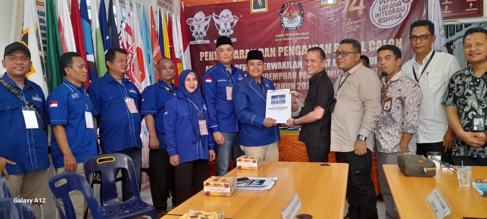 Ketua DPC Partai Demokrat Padangsidempuan,Abdul Rahman Harahap bersama Sekretaris DPC Partai Demokrat,Afriyadi Harahap saat menyerahkan bukti berkas Bacaleg Demokrat yang telah di daftarkan melalui SILON ke KPUD Padangsidempuan ( Photo: Angga Oge )