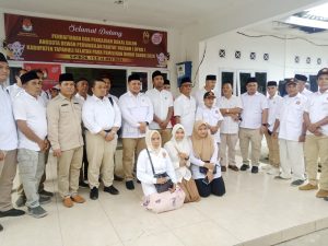 Partai Gerindra Tapsel komprensi Pers usai penyerahan berkas Bacaleg ke KPUD Tapsel ( Photo: Adnan )