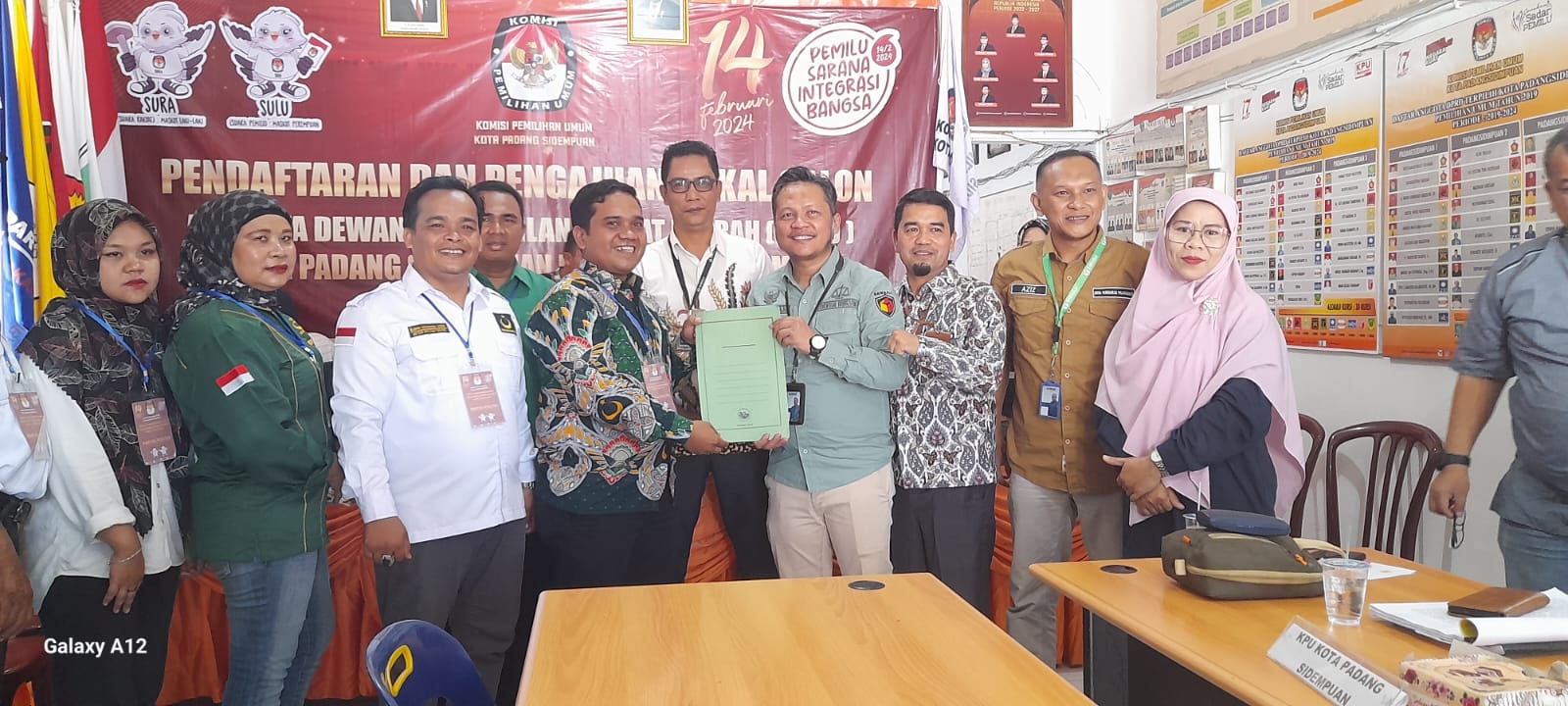 Ketua DPC PBB Kota Padangsidempuan saat menyerahkan berkas Bacaleg ke KPUD Padangsidempuan di Kantor KPUD Padangsidempuan ( Photo: Adnan )