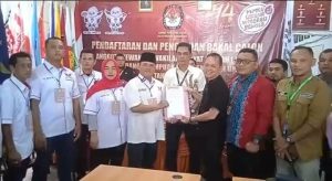 Ketua DPD Perindo Kota Padangsidempuan, Arif Lubis,S.Sos dengan pengurus menyerahkan berkas Bacaleg Perindo tahun 2024 kepada KPUD Kota Padangsidempuan Minggu (14 /5 ) di Kantor KPUD Kota Padangsidempuan ( Photo: Adnan )