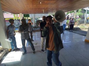 GEMAS lakukan orasi di pelataran DPRD Kota Padangsidempuan,Senin ( 15/5 ) dengan tuntutan terkait anggaran tahun 2022 ( Photo: Adnan )