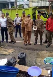 Kabid UMKM Disperindag Daerah Kota Padangsidempuan, Tomy Siregar saat melakukan himbauan terhadap PKL disamping Pasar Sangkumpal Bonang ( Photo: Korri / Berita28.com)