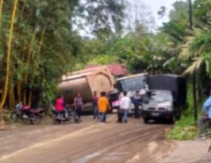 Kondisi Mobil Truk yang sedang terperosok di Desa Parsalakan Tapsel ( Photo: Dok Berita28.com