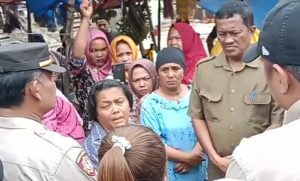 Kasat Pol PP Pemko Padangsidempuan, Zulkifli Lubis,SH saat mendengarkan pembicaraan para PKL yang tidak mau pindah Jualan dari Badan Jalan dan diatas Trotoar Jl.Thamrin dan samping Pasar Sangkumpal Bonang ( Photo: Redaksi)