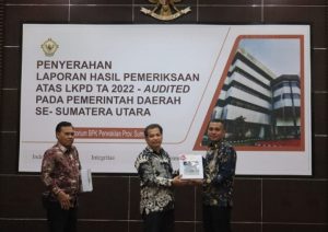 Bupati Paluta Andar Amin Harahap saat menerima LHP BPK RI tahun 2022.( Photo: Adnan )