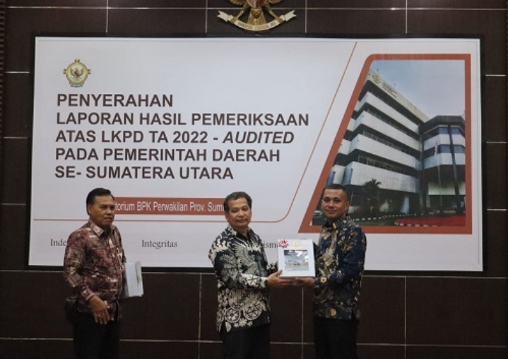 Bupati Paluta,Andar Amin Harahap saat menerima LHP dari BPK perwakilan Sumut,Selasa ( 9/5 ) di Kantor BPK Perwakilan Sumut di Medan .( Photo:Adnan)