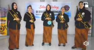 Para Vocal Group DWP Dinas Perhubungan Daerah Kota Padangsidempuan saat mengikuti Lomba Vocal Group di puncak peringatan Hari Kartini ke 144 di Kota Padangsidempuan ( Photo: Adnan )