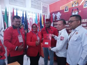 Ketua DPC PDIP Kota Padangsidempuan, Taty Aryani Tambunan, SH saat penyerahan berkas Bacaleg kepada Ketua KPUD Kota Padangsidempuan, Tagor Dumora Lubis di Kantor KPUD Kota Padangsidempuan ( Photo: Adnan )