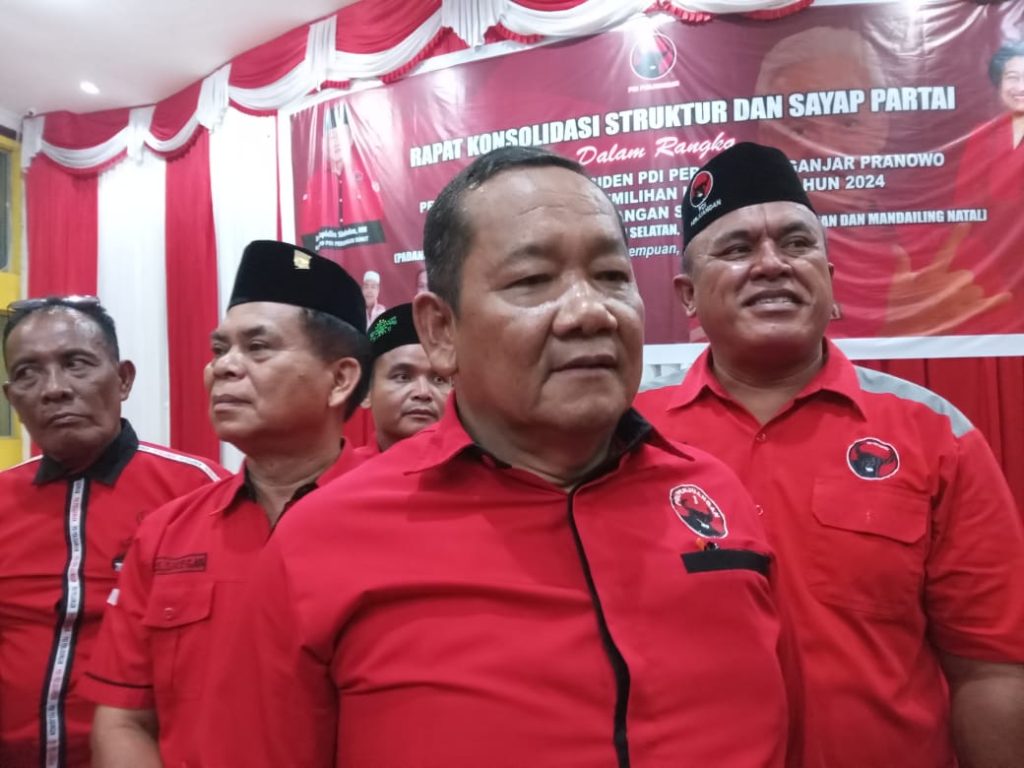 Ketua DPD PDI Perjuangan Sumatera Utara, Rapidin Simbolon saat memberikan keterangan pada Rapat Konsolidasi Struktur dan Sayap Partai dalam rangka Pemenangan Capres Ganjar Pranowo pada Pilpres 2024. Rapidin Simbolon saat memberikan keterangannya di dampingi Ketua DPC PDI Perjuangan Kabupaten Padanglawas Utara, H. Sarluman Siregar,SH ( Dok. Berita28.com / Angga Oge )