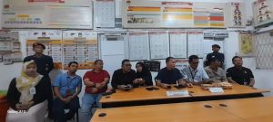 Dalam Photo terlihat Ketua Komisi Pemilihan Umum Kota Padangsidempuan, Tagor Dumora Lubis,SH di dampingi Ketua Bawaslu Kota Padangsidempuan, Syafri Muda Harahap.SE saat memberikan Konfrensi Pers pasca penutupan pendaftaran Bacaleg DPRD Kota Padangsidempuan, Senin ( 15/5 ) di aula Sopo Godang Demokrasi KPU Kota Padangsidempuan ( Photo : Angga Oge /Adnan )