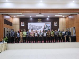Bupati Padanglawas utara, Andar Amin Harahap.SSTP.MSi bersama Sekda Pemkab Paluta, Patuan Rahmad Syukur P Hasibuan saat photo bersama setelah menerima LHP LKPD tahun 2022 di Kantor BPK Perwakilan Sumut di Medan, Selasa ( 9/5 ) ( Photo: Adnan )