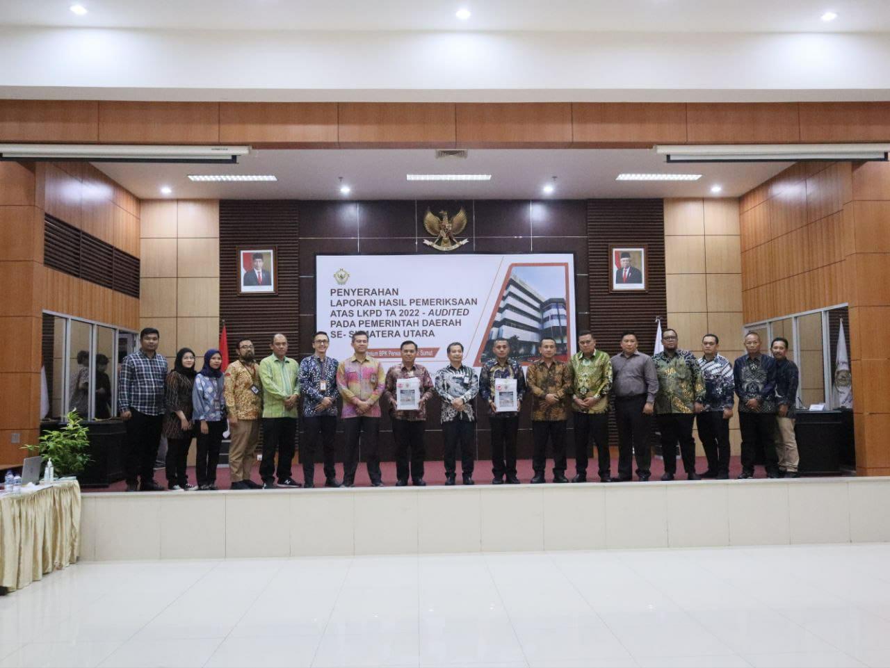 Bupati Padanglawas utara, Andar Amin Harahap.SSTP.MSi bersama Sekda Pemkab Paluta, Patuan Rahmad Syukur P Hasibuan saat photo bersama setelah menerima LHP LKPD tahun 2022 di Kantor BPK Perwakilan Sumut di Medan, Selasa ( 9/5 ) ( Photo: Adnan )