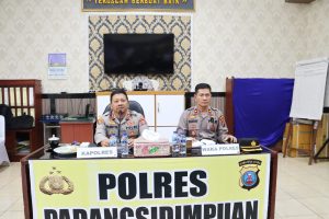 Kapolres Padangsidempuan, AKBP. Dwi Prasetyo Wibowo,SIK yang didampingi Wakapolres Padangsidempuan, Kompol. Maju Harahap,SH di Mapolres Padangsidempuan ( Photo : Adnan )