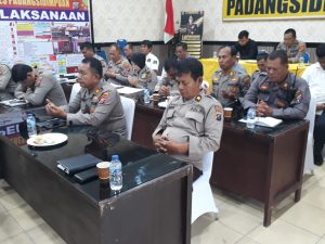 Para Perwira Polres Padangsidempuan sedang mendengarkan arahan Kapolres Padangsidempuan, AKBP. Dwi Prasetyo Wibowo,SIK ( Photo: Adnan )