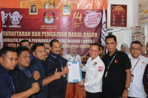 Ketua DPD Partai Nasdem H. Roby Agusman Harahap.SH saat menyerahkan berkas Bacaleg Partai Nasdem kepada KPU Daerah Kota Padangsidempuan ( Photo: Adnan )