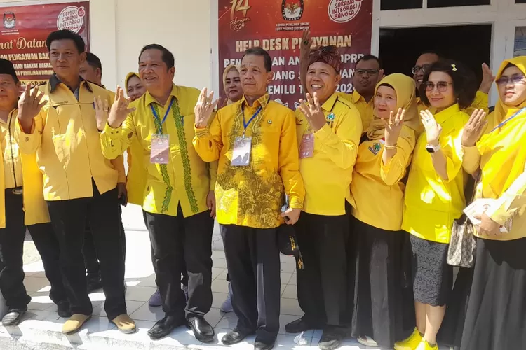 Bacaleg Partai Golkar Kota Padangsidempuan, Sahat Tua Sinaga ( Pakai balangkon ) saat berphoto bersama dengan Ketua DPD Partai Golkar Padangsidempuan, Irsan efendi Nasution, Sekretaris DPD Partai Golkar Padangsidempuan Siwan Siswanto dan Bacaleg Partai Golkar untuk DPR-RI, Syahrul M. Pasaribu di Kantor KPU Kota Padangsidempuan usai pendaftaran Bacaleg Partai Golkar, Minggu ( 15/5) Photo: Dokumen )