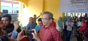 Wartawan Berita28.com Angga Oge saat mewawancarai DR. Sihar Sitorus,MBA di Gedung Adam Malik Kota Padangsidempuan dalam rangka Sosialisasi Implementasi QRIS menuju Masyarakat Non Tunai ( Dok. Angga Oge / Berita28.com )