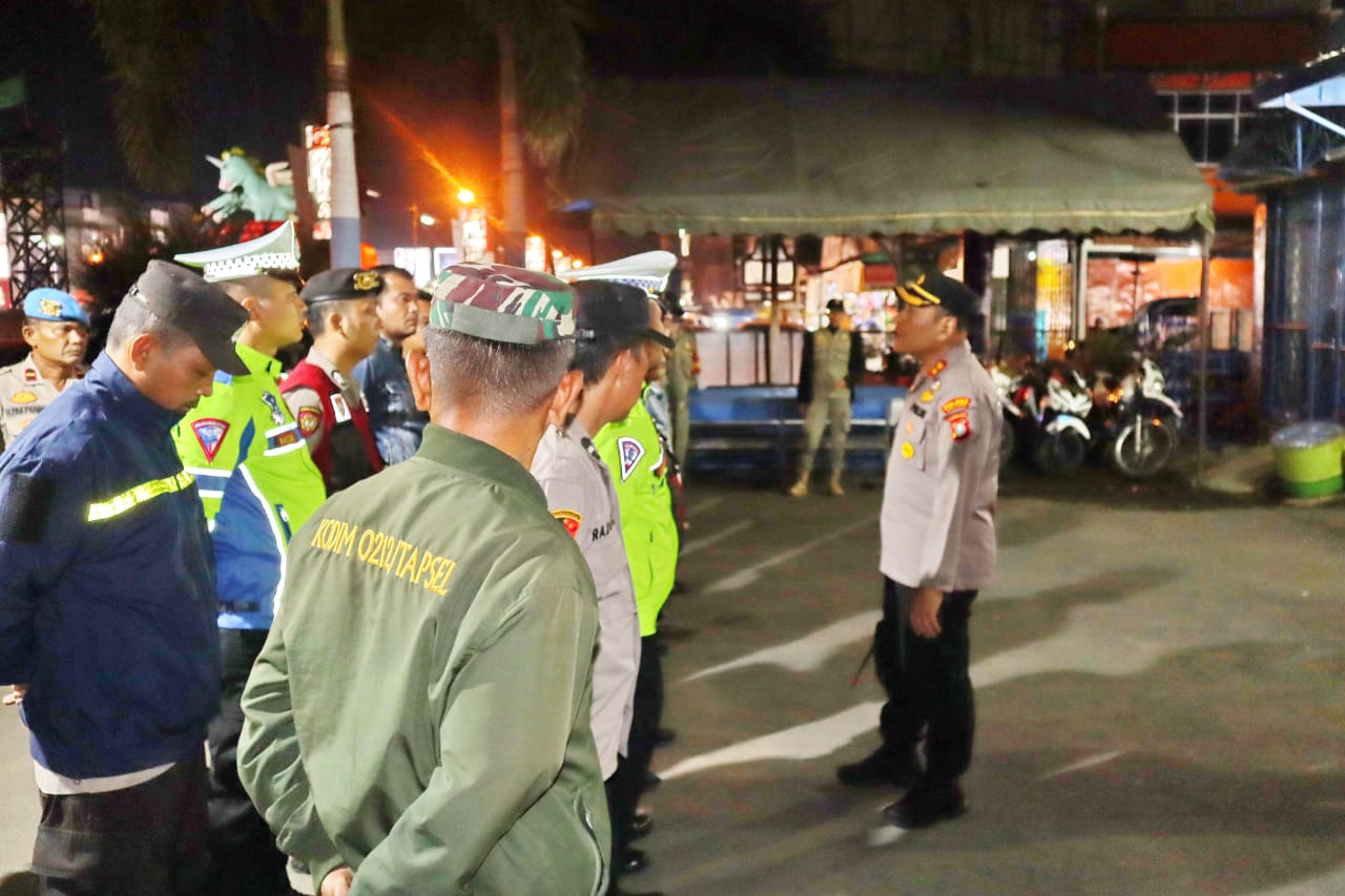 Kapolres padangsidimpuan AKBP Dudung Setyawan SH. SIK. MH dalam arahannya pada apel Harkamtibmas di Pos Lantas Jl. Sudirman Padangsidimpuan. ( Photo: Adnan )