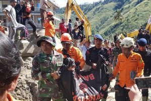 Petugas Tim SAR gabungan evakuasi korban. (Dok Basarnas)