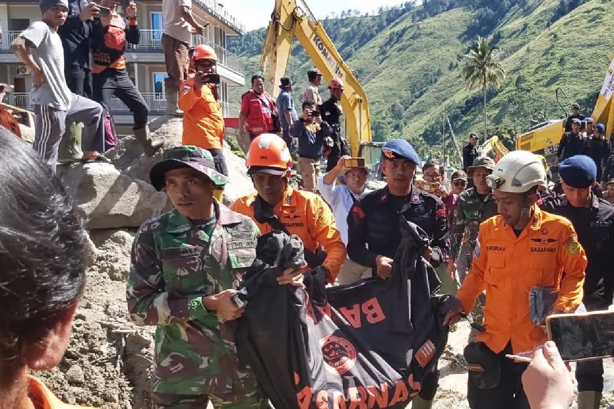 Petugas Tim SAR gabungan evakuasi korban. (Dok Basarnas)
